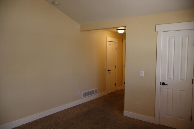 Building Photo - Stunning Modern Five Bedroom Home in Loveland