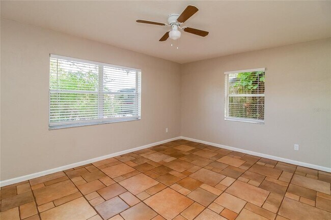 Building Photo - 1197 W Lakeview Cir