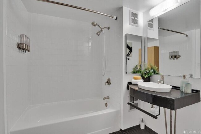 Building Photo - 461 2nd St