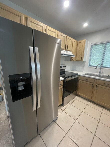 Kitchen - 4613 Porter Ave