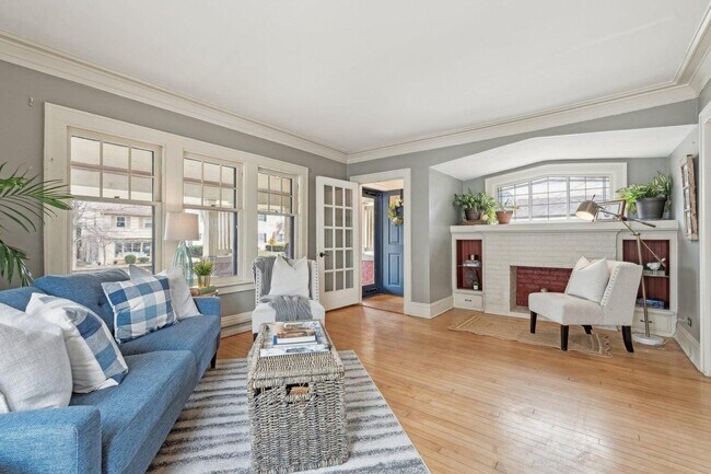 Primary Photo - 415 E Day Ave