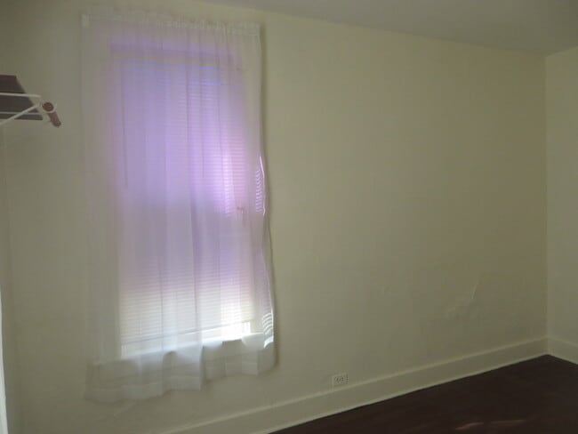 Building Photo - Large Three Bedroom, 1.5 Bathroom Home hal...