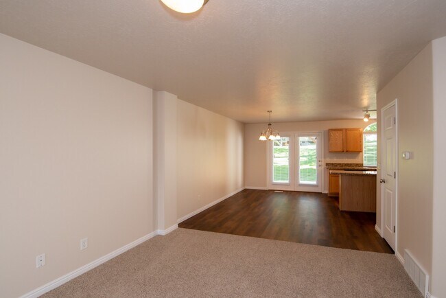 Building Photo - Beautiful Townhome in Great Location!