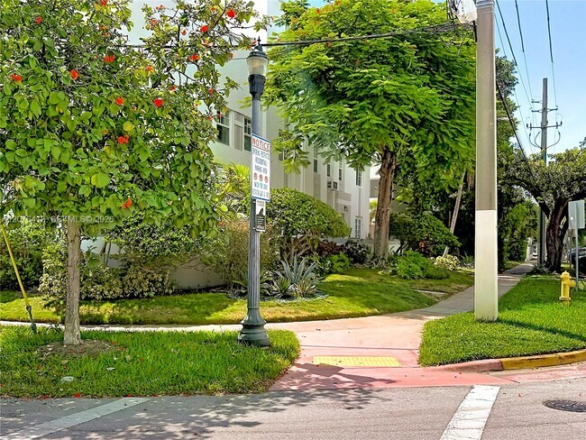 Building Photo - 2463 Pine Tree Dr