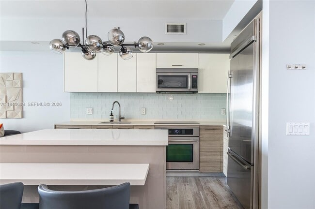 Building Photo - 1300 Brickell Bay Dr