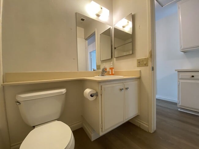 Building Photo - 2+bd/1ba Single Story Duplex Minutes Drive...