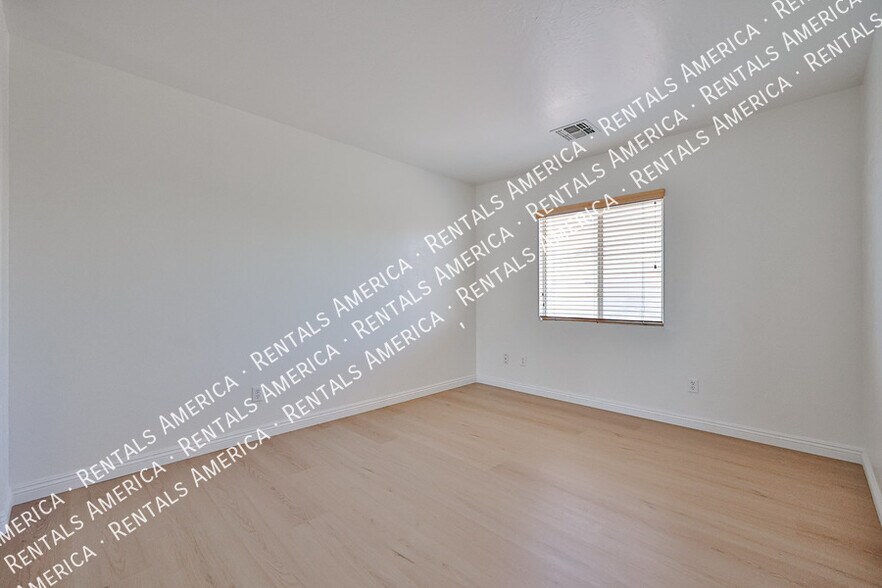 Building Photo - 11627 W Cheryl Dr