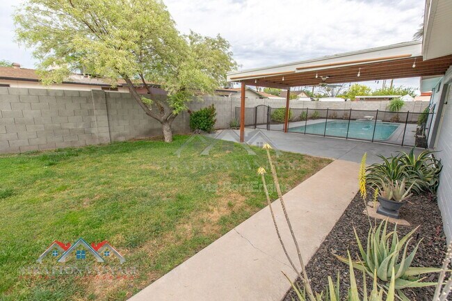 Building Photo - 2224 W Emelita Ave