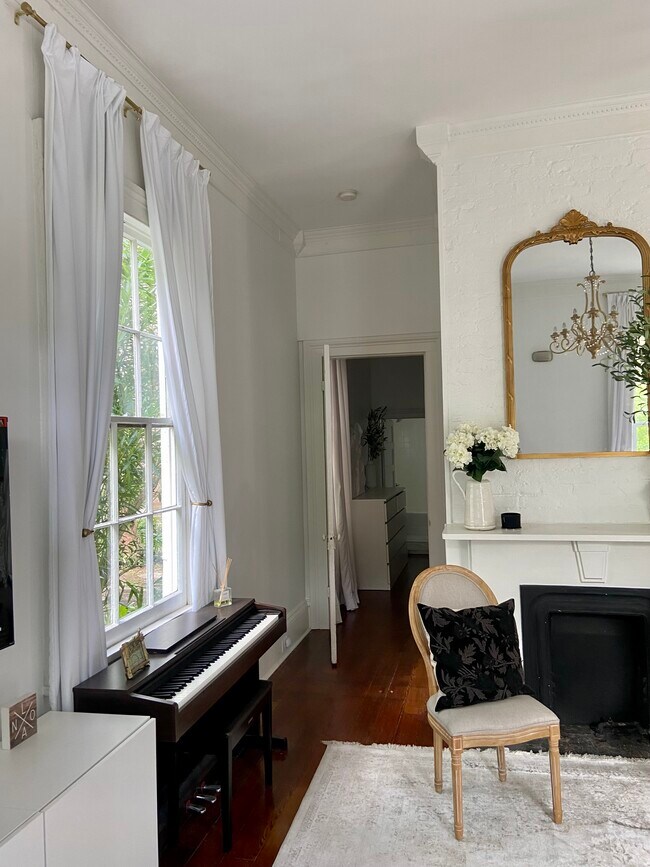 Building Photo - 2033 Coliseum St