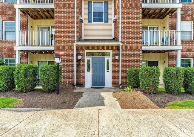 Building Photo - Beautiful 3rd floor condo in Jefferson ava...