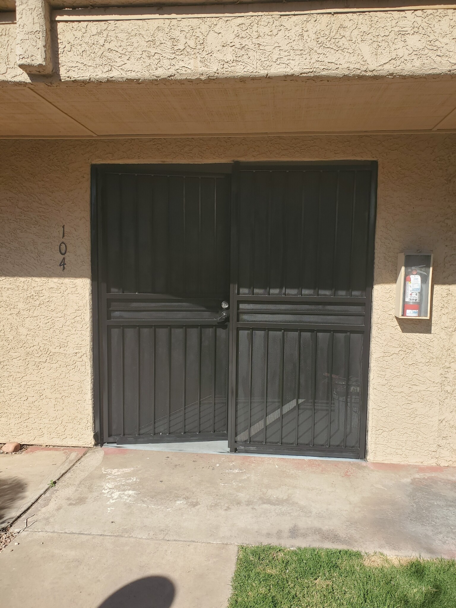 Building Photo - 1005 W 5th St