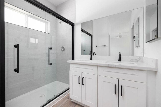 Building Photo - 4bd/2ba home with AC, off street parking and private yard!