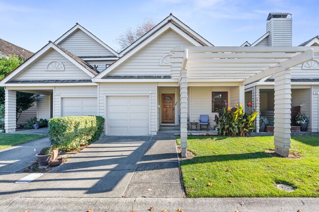 Building Photo - Gorgeous Furnished 2-Bed, 2-Bath Townhouse...