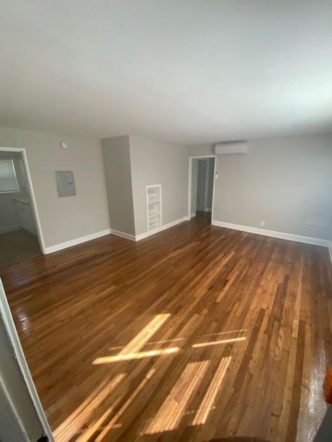 Building Photo - Spacious One Bedroom Apartment Near L5P & ...