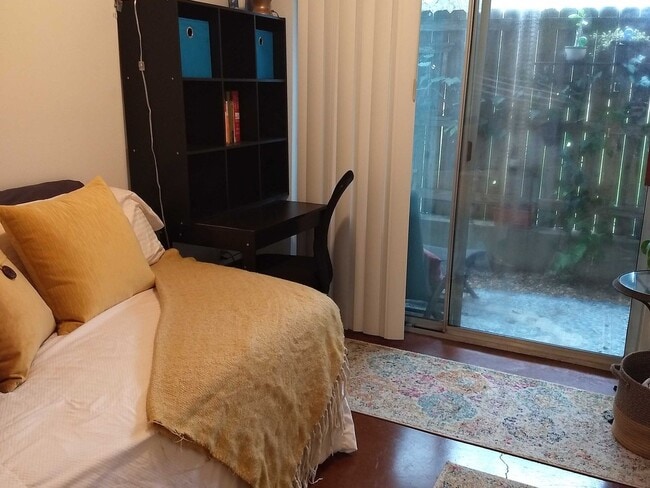 Building Photo - Charming, modern, 3 Bedroom Townhome in Ho...