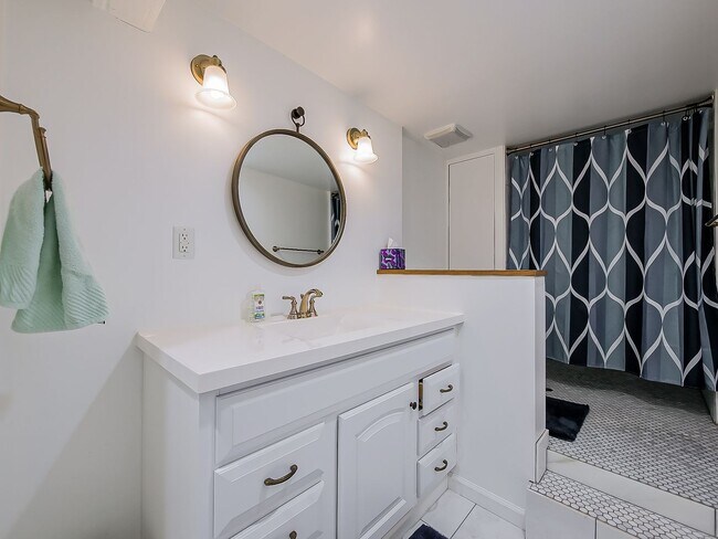 Building Photo - AVAILABLE NOW! Spacious 4-Bed Gem in the Heart of Clawson!