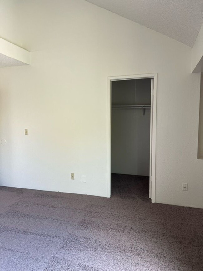Building Photo - Charming Townhome