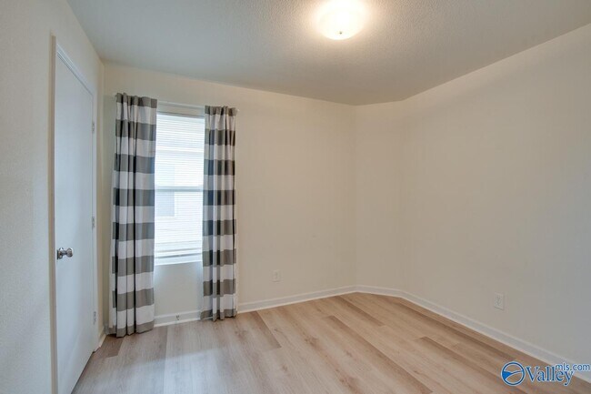 Building Photo - 198 Cloverbrook Dr