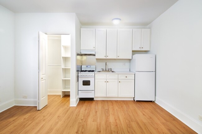 Building Photo - 5433 N Kenmore Ave