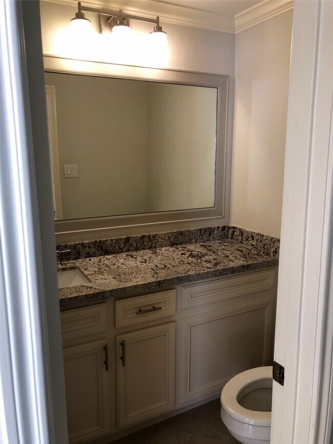 Building Photo - 10310 Chevy Chase Dr