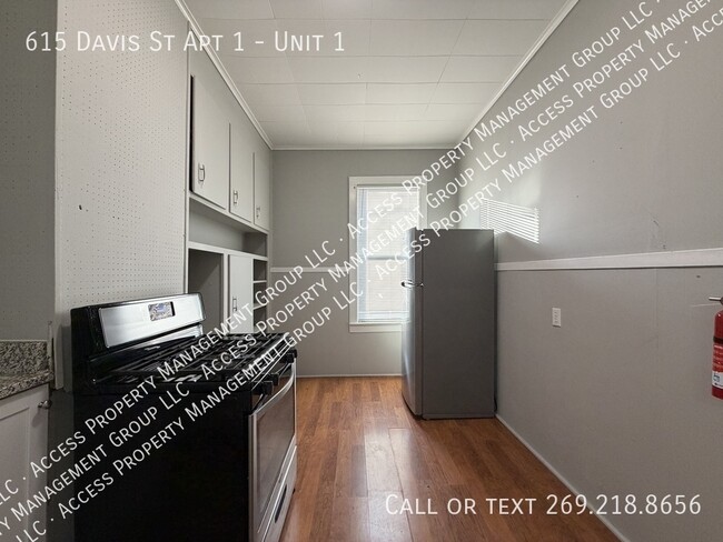 Building Photo - 615 Davis St