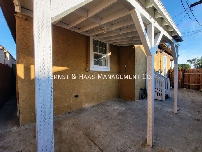 Building Photo - 1815 E 11th St