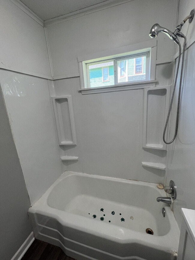 Building Photo - Newly Renovated 2 bedroom / 1 bathroom hou...