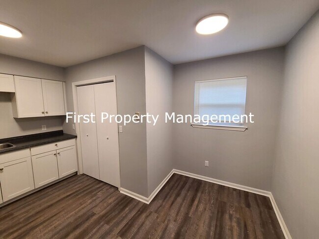 Building Photo - Remodeled - East Ridge Townhouse