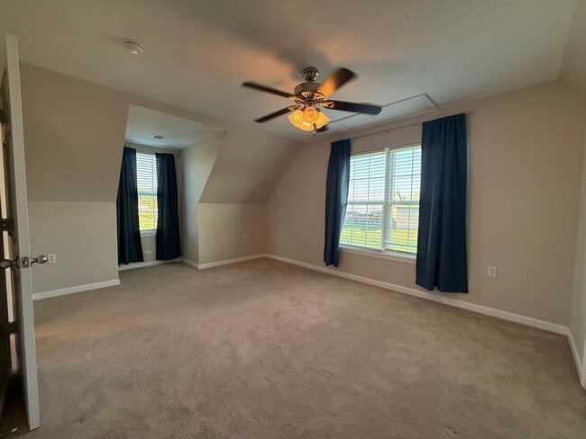 Building Photo - 3 Bedroom 3.5 Bathroom Home Located in Greeneville, TN