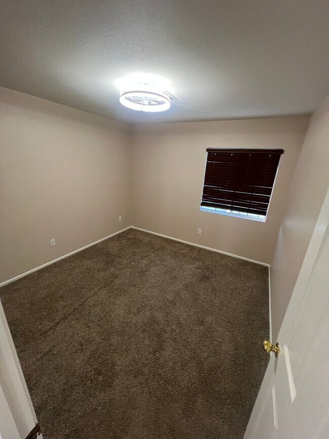 Building Photo - 3 Bed, 2.5 Bath home with Solar Panels!