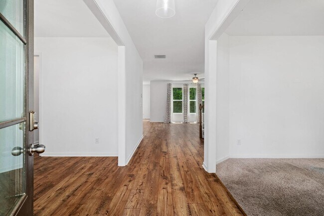 Building Photo - 2108 Charmond Dr