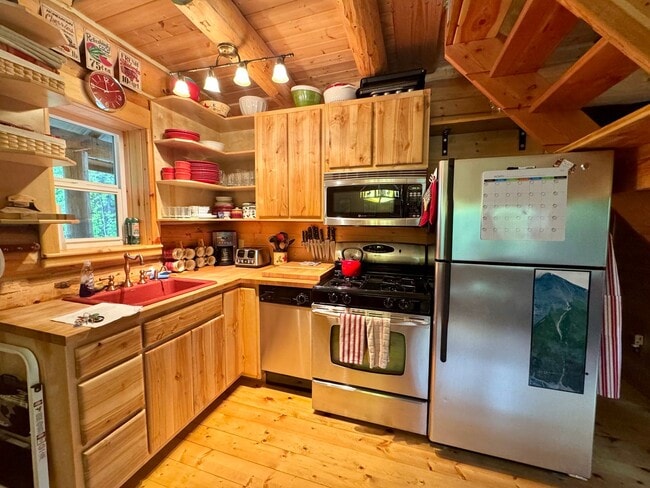 Building Photo - ALASKAN CABIN IN THE WOODS!