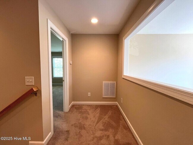Building Photo - 150 Starland Ln