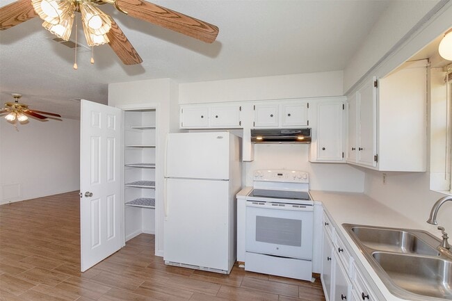 Building Photo - 4809 39th St E