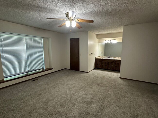 Building Photo - Large single story 4 bedroom
