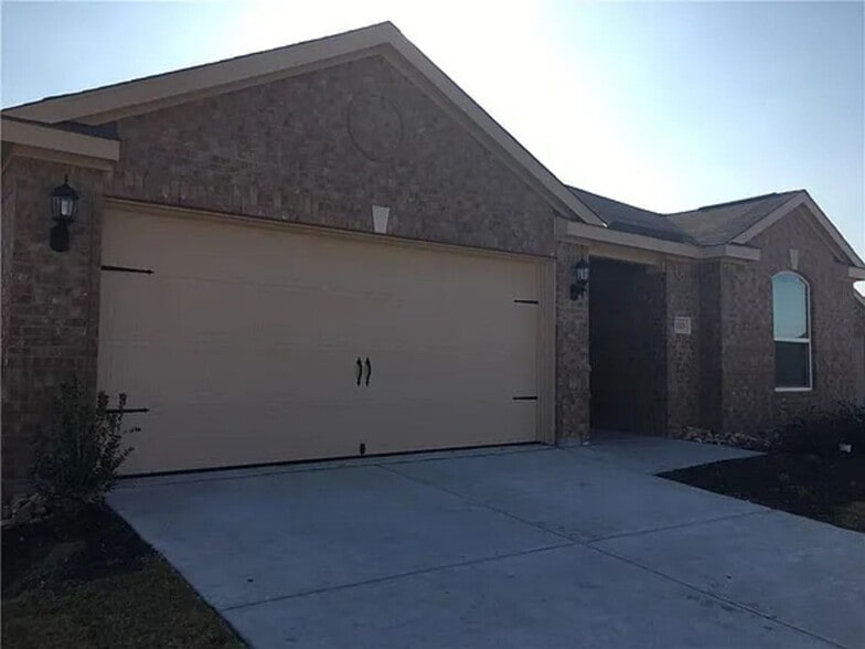 Building Photo - 1323 Chapman Dr