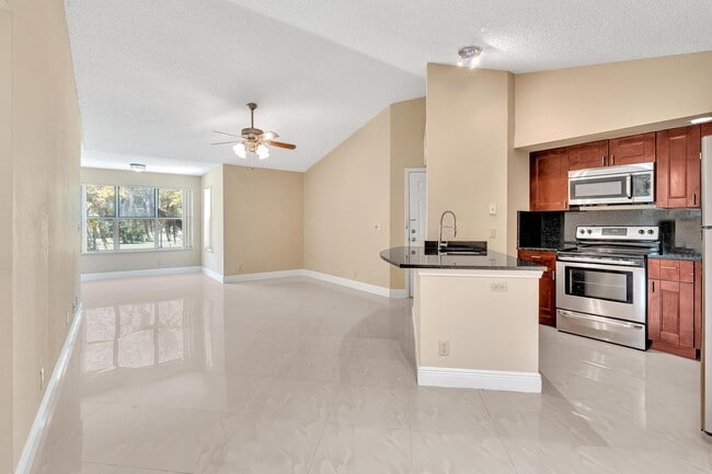 Building Photo - 3370 Pinewalk Dr N