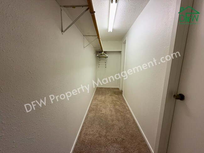 Building Photo - Charming 3-Bedroom Home with Sunroom & Spacious Backyard in Irving!