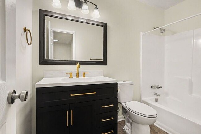 Building Photo - 2BR/1.5BA End Unit Townhome Near Downtown Snellville!
