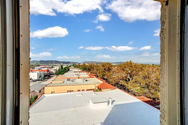 Building Photo - 109 N Sycamore Ave