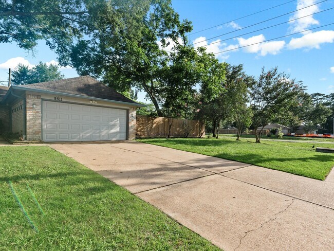 Building Photo - 9811 Charter Ridge Dr