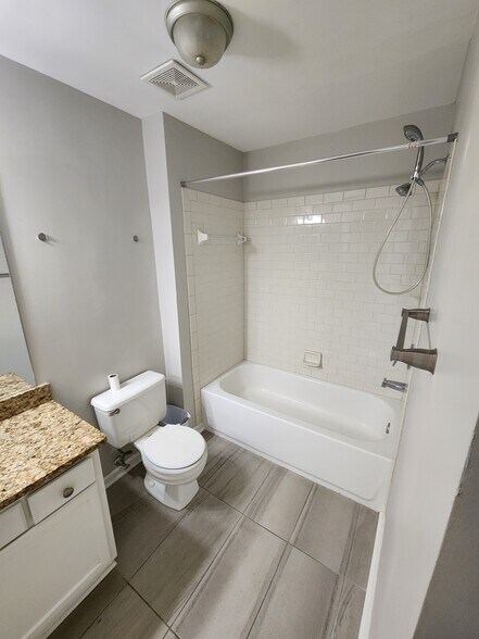 Building Photo - 4000 Riverlook Pky SE