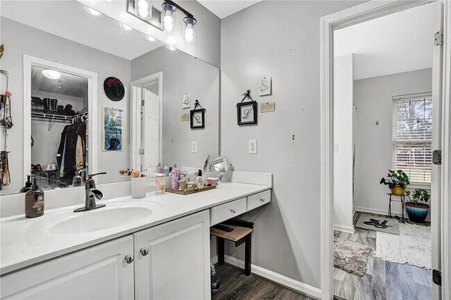 Building Photo - 4 Bedroom 2.5 Bathrooms