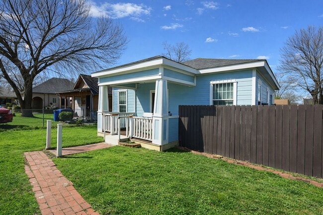 Building Photo - Newly Remodeled 3-Bedroom Home with Open Layout & Fenced Backyard in Dallas