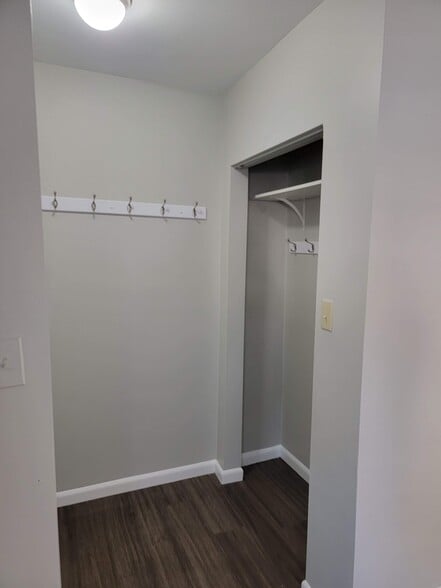 Entryway / Closet - 307 Rustic Ave