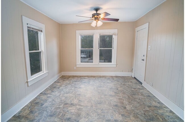 Building Photo - 3/1