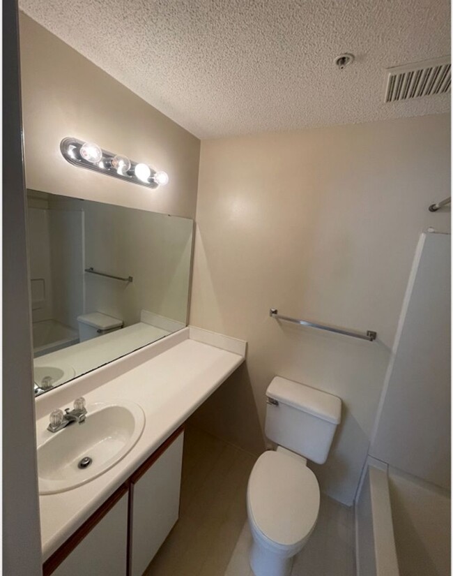 Building Photo - Private Bedroom + Bathroom Near NCSU