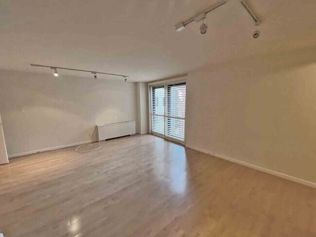 Building Photo - FOR SALE OR RENT-Centrally Located Dupont Circle 1 Bedroom Condo in the heart of it all! Utilitie...