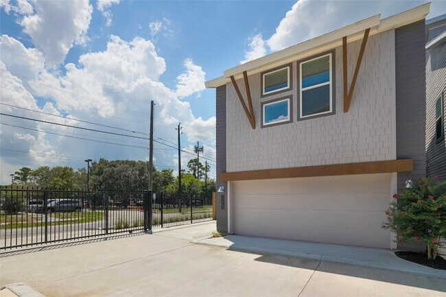 Building Photo - 864 Paul Quinn St