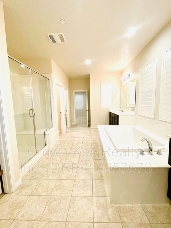 Building Photo - 611 W Strauss Dr